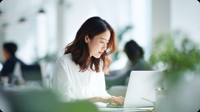 사무실에서 노트북으로 일하는 모습 — 기업 전용 인터넷